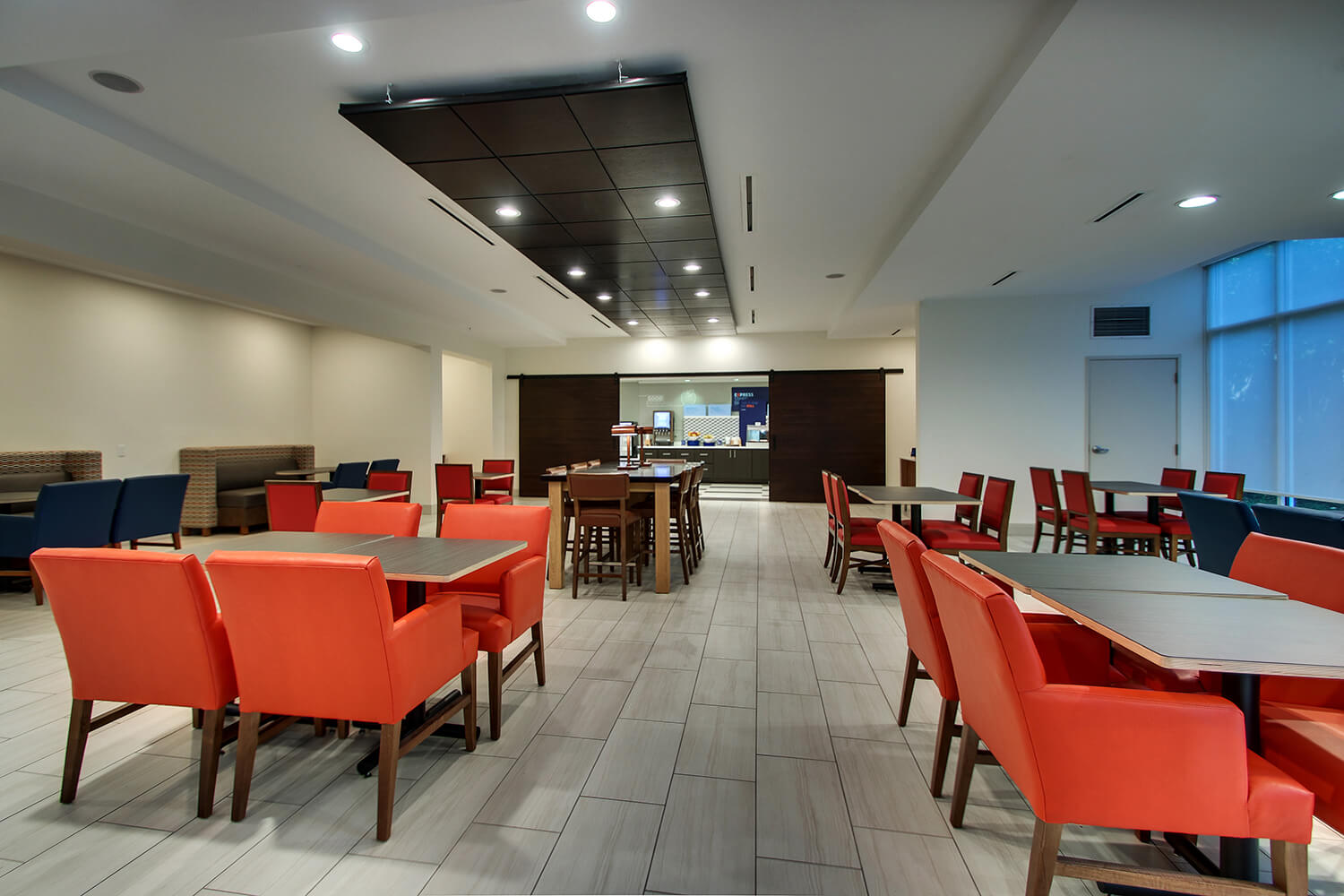 Holiday Inn Dining Area 02